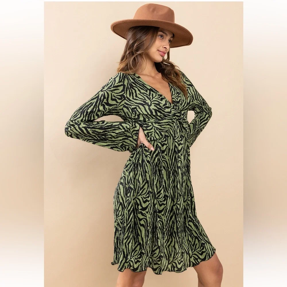 40 Fabulous Wave Pattern Front Twist Dress - Picture 5 of 7